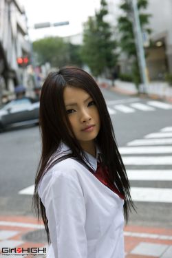 教练在车里撞了我三次